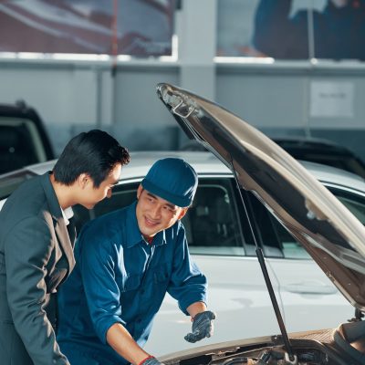 checking-motor-in-car-service